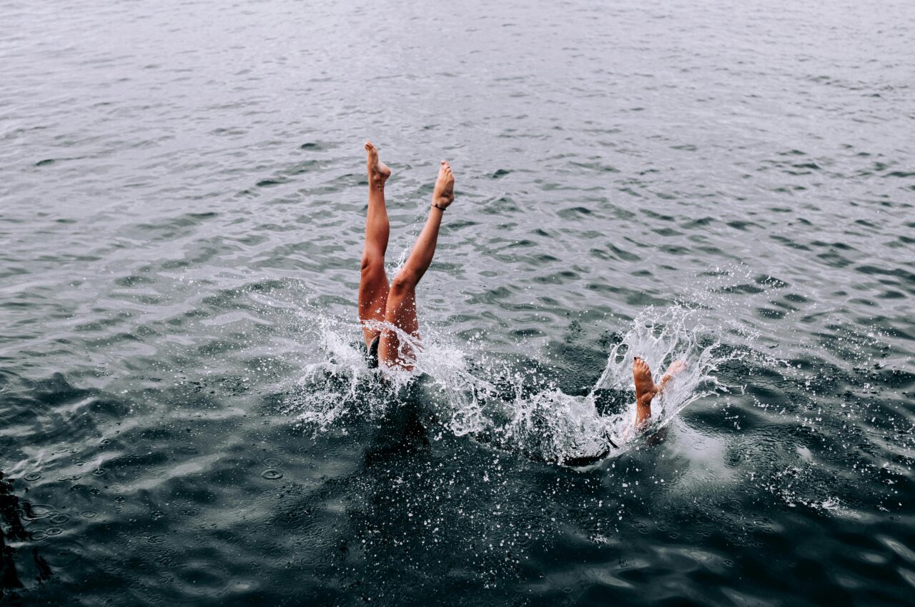 Der Sprung ins Wasser löst im Körper einiges aus.